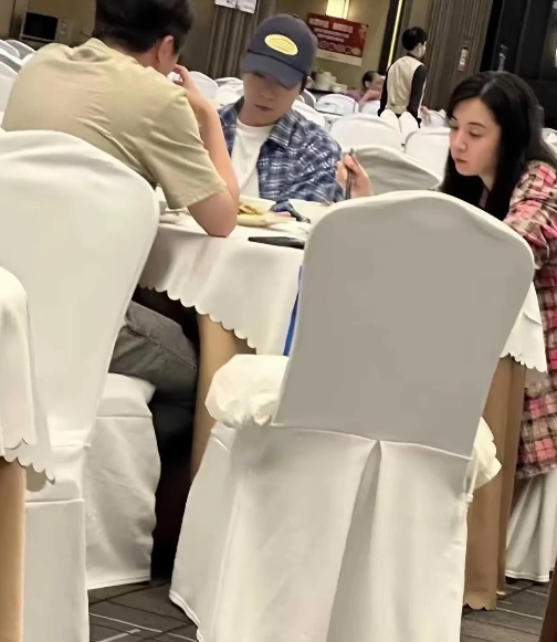 俞灏明和王晓晨真是内娱最有趣的一对，俞灏明官宣，王晓晨无声无息，又有网友晒出二人