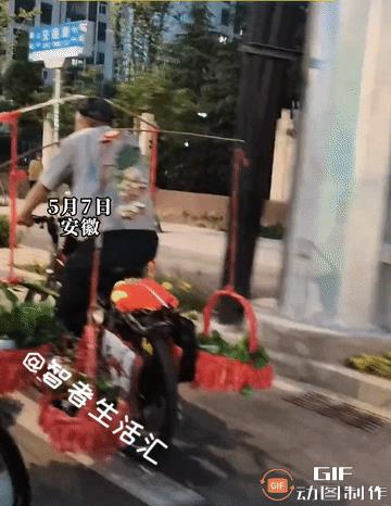 卧靠，这位老大爷也牛了吧，把平衡玩儿得杠杠滴，那叫一个丝滑顺溜，真正的高手在民间