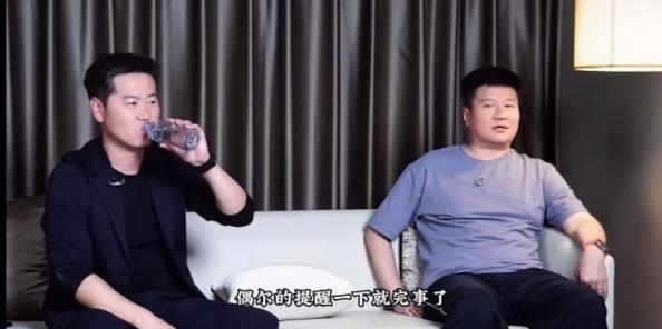 李金羽在一个访谈节目中说：有人说他指挥比赛时不爱动，总是坐着。他解释道，球员不是