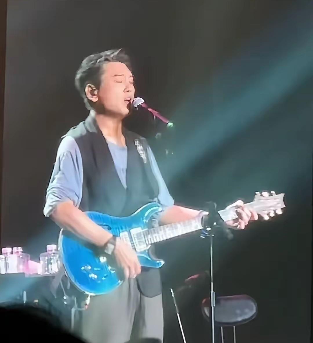 难怪大s去世都快半年了！
朱孝天这几天却突然猛Q大s和汪小菲之间的前尘往事，还讲
