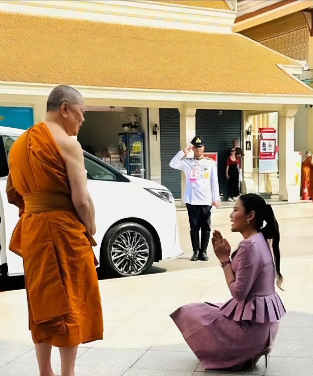 欧拉弄路透照曝光，一袭粉色套裙仙气飘飘