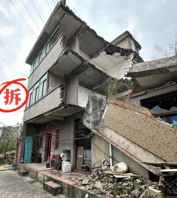 兄弟一起建房，最怕一方突然翻建[发怒][发怒]
当初为了省钱共墙，
现在不仅拆房