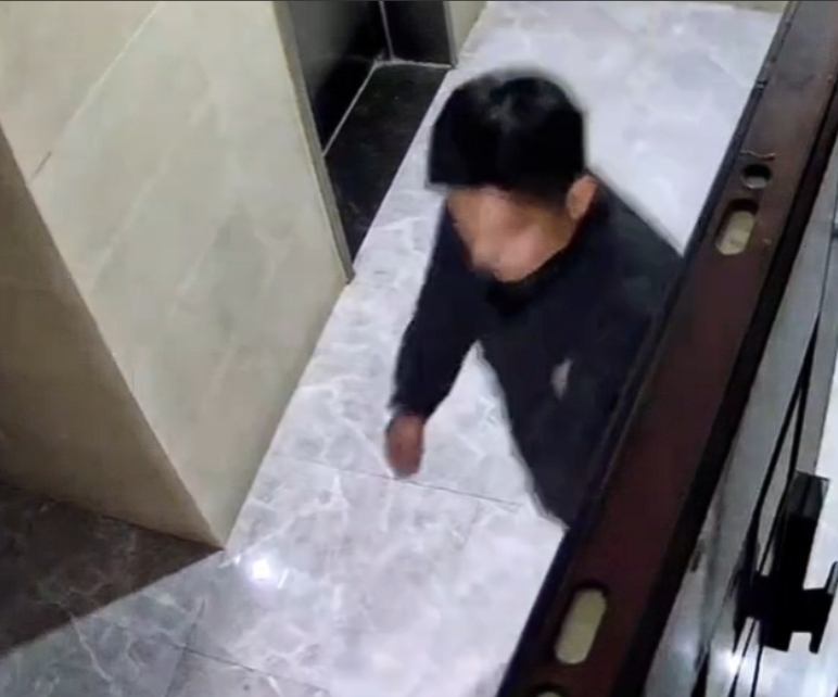床下有人？女子准备上床睡觉时，听到床底下有动静。本以为是老鼠，低头一看傻了眼，床