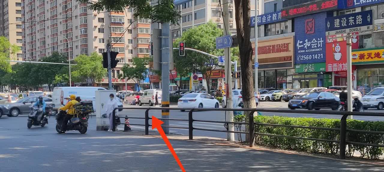 刹车时车轮与路面摩擦的刺耳声音传来，接着“ 砰”的一声，一辆厢货将一骑车男子撞出