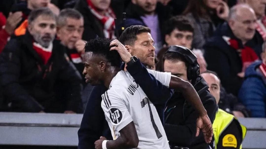 撕破脸！萨拉赫公开心中不满未来成疑！阿隆索暗示将倚重维尼修斯