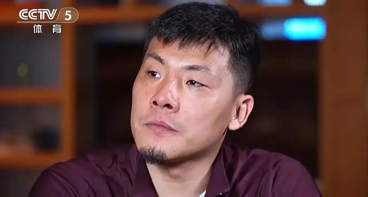 王大雷接受央视采访，话不多，但句句诛心[捂脸]：
1.杨泽翔犯规不是点球，但犯规