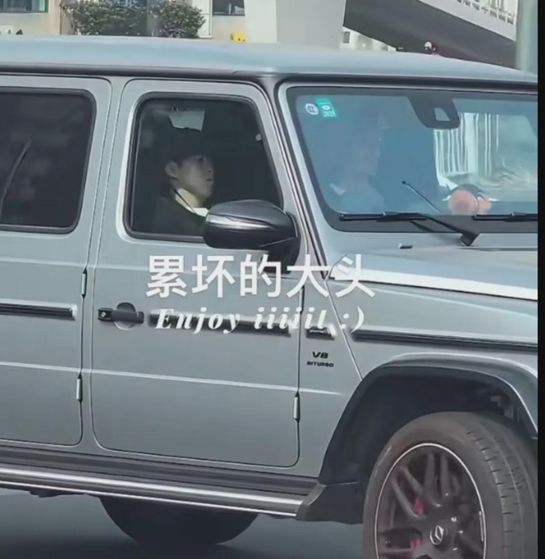 王楚钦返回北京看望父母，从未见他如此疲惫，整个人靠在副驾上，不见往日神采。

