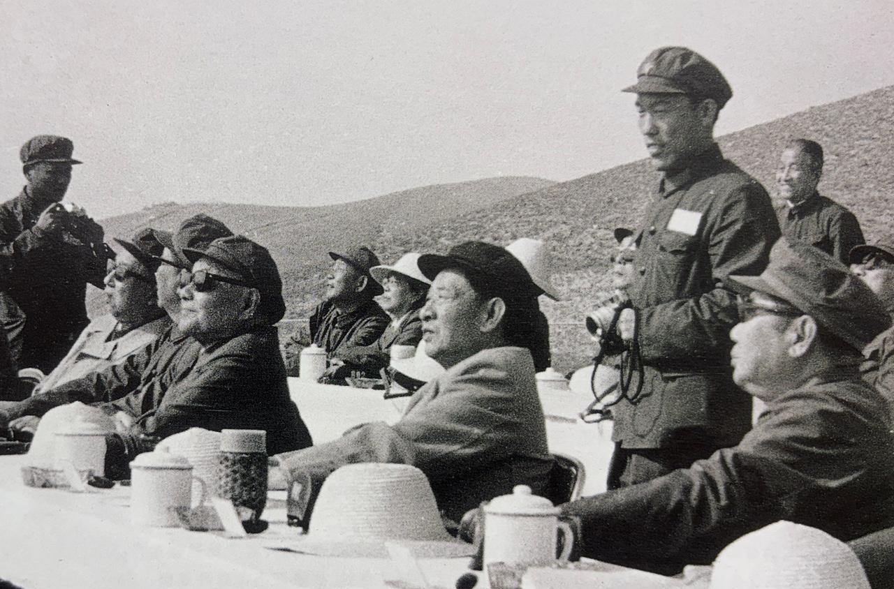 1981年9月中央领导观看华北大演习，站在邓小平身后的是解放军报记者刘波