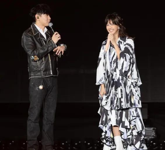 林俊杰现身新加坡演唱会 孙燕姿：惊喜惊吓都有
新加坡华语乐坛天王天后合体！孙燕姿