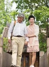 老夫少妻真好！我28岁便成了鳏夫，大儿子才两岁多点。  



时光荏苒，转眼到