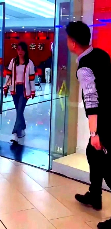 奇葩！

撞婚，一男子找不到女朋友，自己跑到民政局门口等着离完婚的女子出来，正好