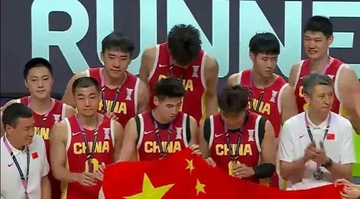 #如何评价中国男篮球员在决赛中的拼搏精神#当胡明轩的绝杀三分在篮筐上颠了三圈，当