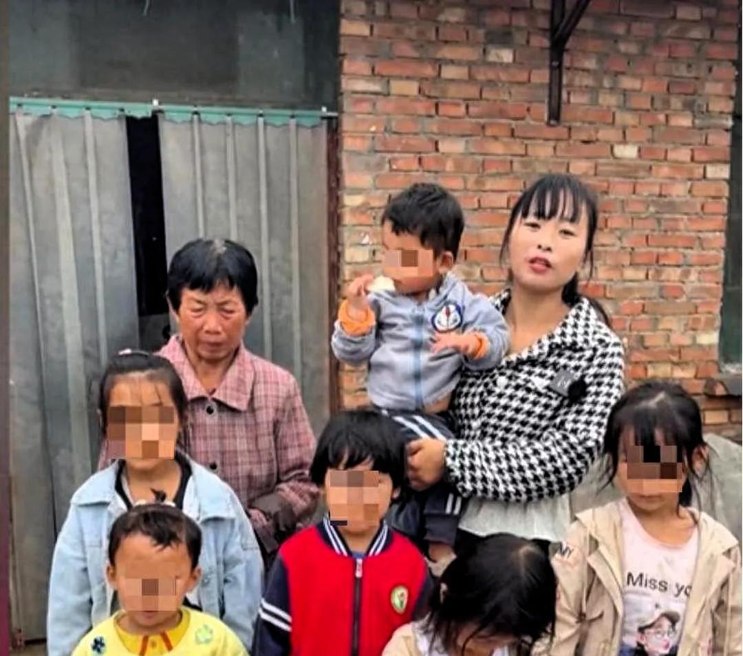 2021年，河南的朱大哥在修拖拉机时被砸身亡。谁知，他妻子不堪重负离家出走。弟媳