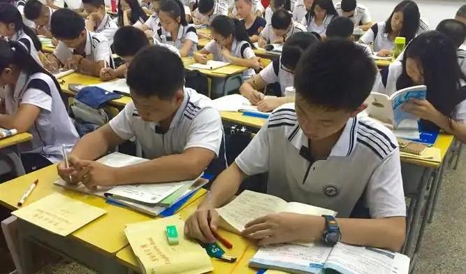 初中生九科，时间怎么安排？
1、语文：每天早上安排10分钟晨读，要大声读才有效果