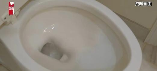 “喝一口马桶水给1万！”天津男子在酒桌上打赌，谁敢喝他家的马桶水就能得一万元。不