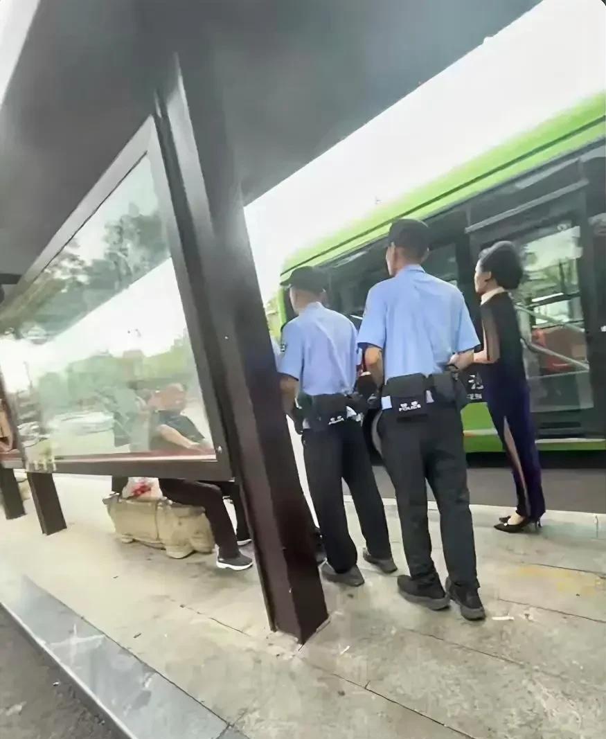而据网友所称该“网红”已多次发生类似情况，其自称是在公交站台直播宣传临汾，但市民