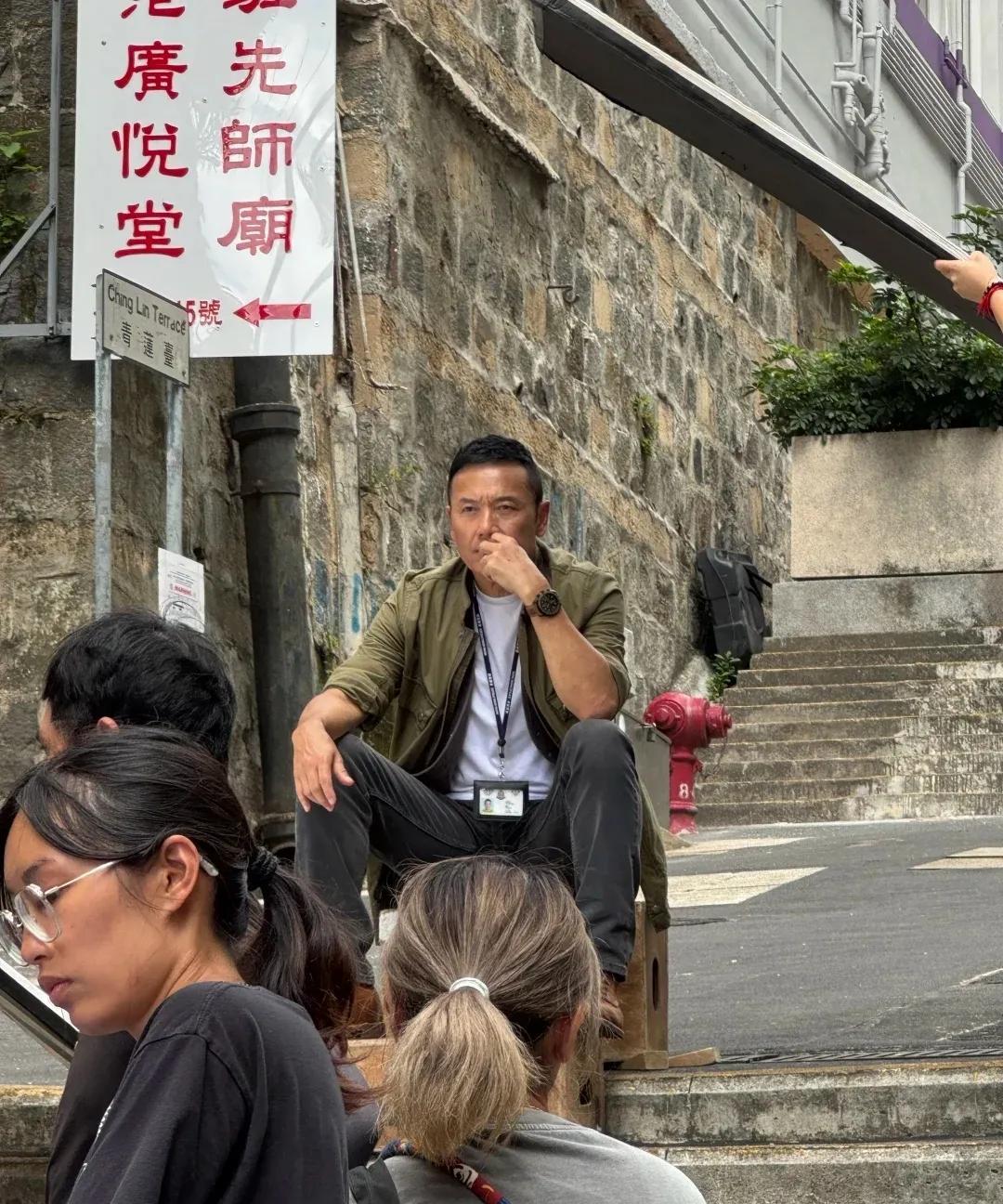 我就纳了闷了，
他咋越老越帅！！！！
三哥完全纯天然帅，
近距离见过真人，
每一
