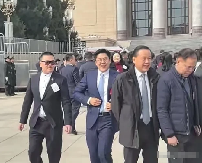 香港两会代表团要合影，何君尧发现少了一个人，连忙打招呼叫人去找。
过一会儿，一个