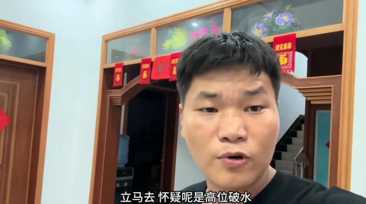 前晚，莎莎谢羊水破了，哈哈的爸妈急忙收拾好东西，叮嘱雨晨一个人在家关好门，便和哈