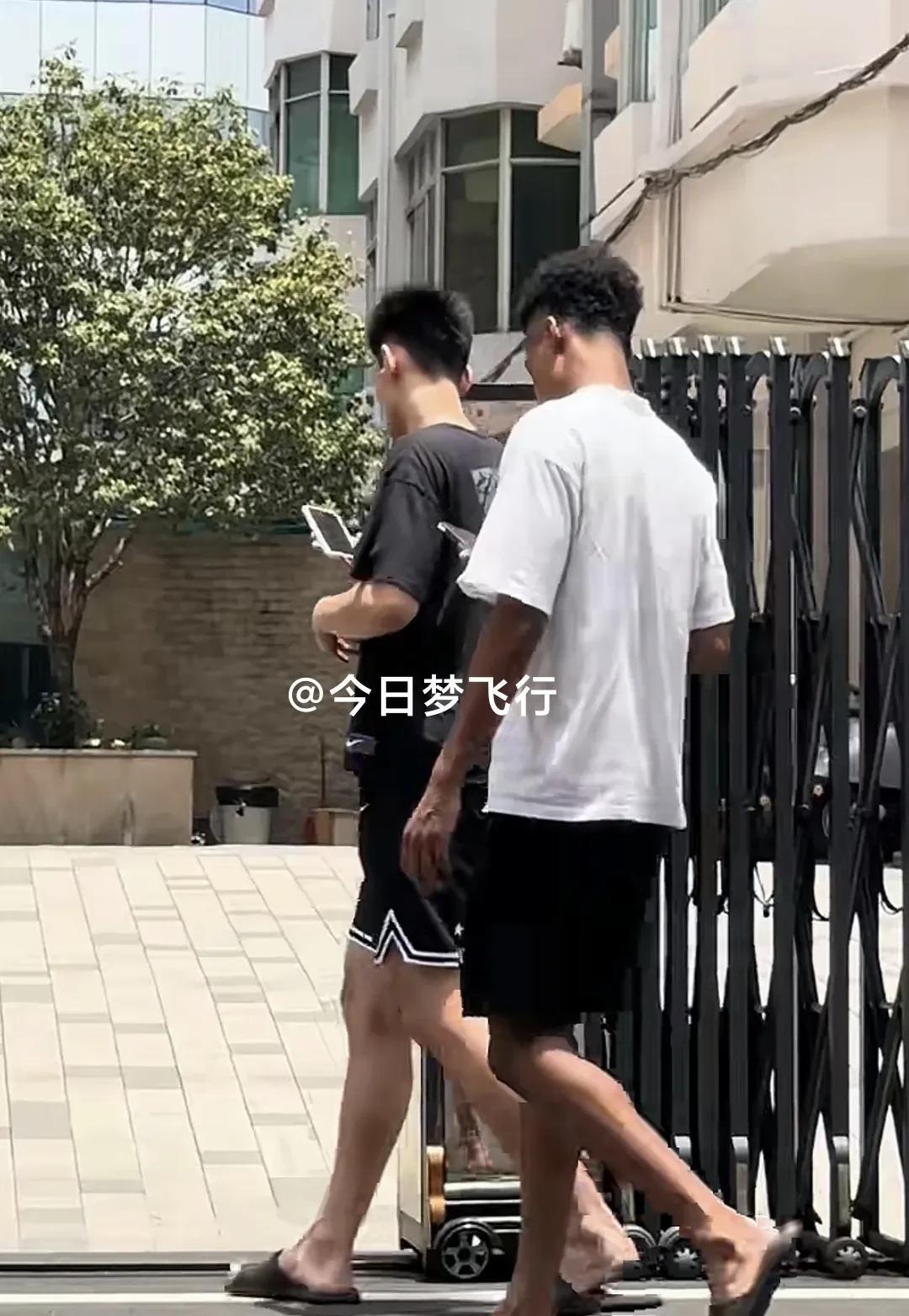 广东队的彰华非和王洪泽！
彰华非和王洪泽下训回到宏远俱乐部，这两位仁兄还没有配上