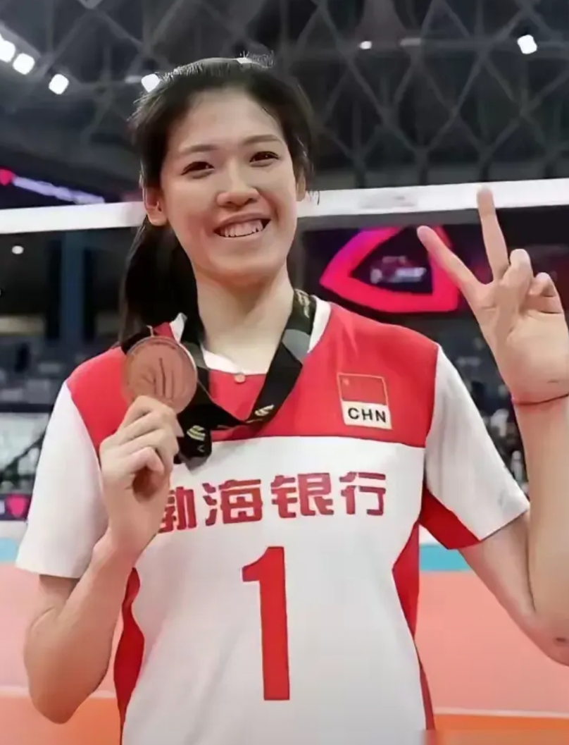 超奇怪，怎么李盈莹在很大程度上影响了女排主教练的选拔。看看李盈莹受伤前后的变化。