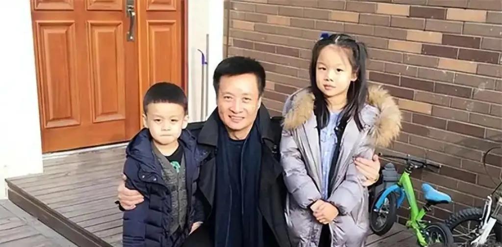 小白杨”阎维文：25岁娶初恋，陪妻子抗癌30年，相濡以沫41年
阎维文，凭借《小