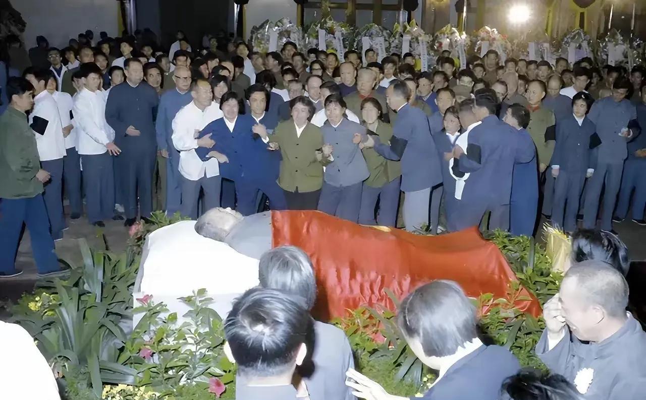 生命虽逝，爱永存心。
生！带来的是千秋伟业。
死！留下的是永远的怀念。