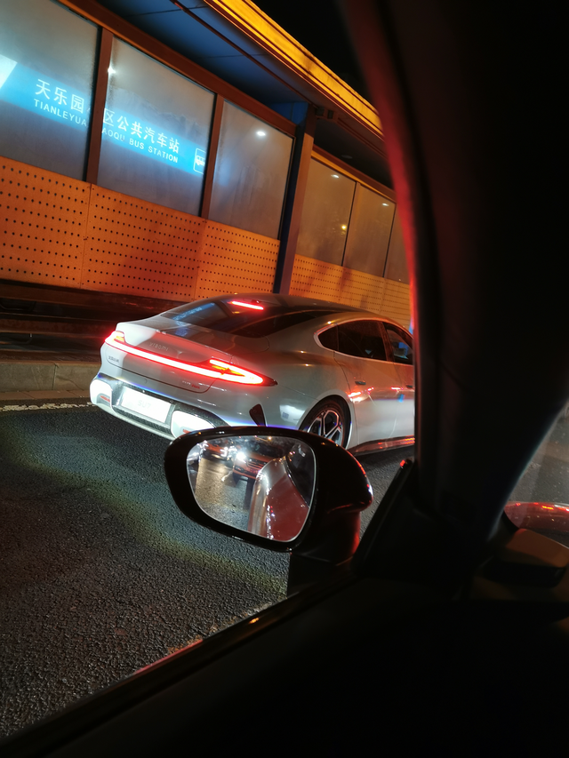 小米太火了
吸引天桥下准备坐brt的小姐姐驻足观看