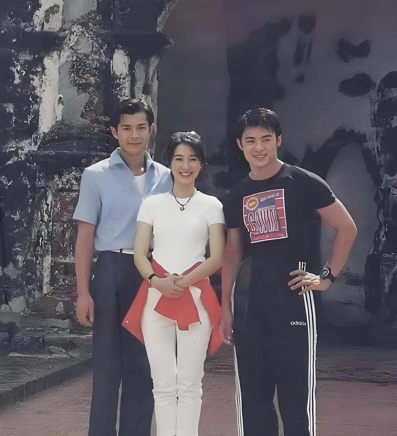 1996年，古天乐、樊少皇、关咏荷在马来西亚拍戏期间的合影留念，一转眼都是29年