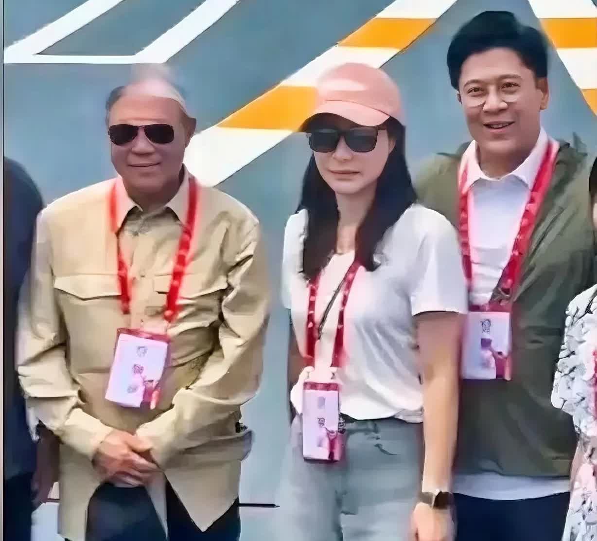 郭晶晶在霍家的地位如何，
看这个站位就明白了。
就站在公公霍震霆和老公霍启刚