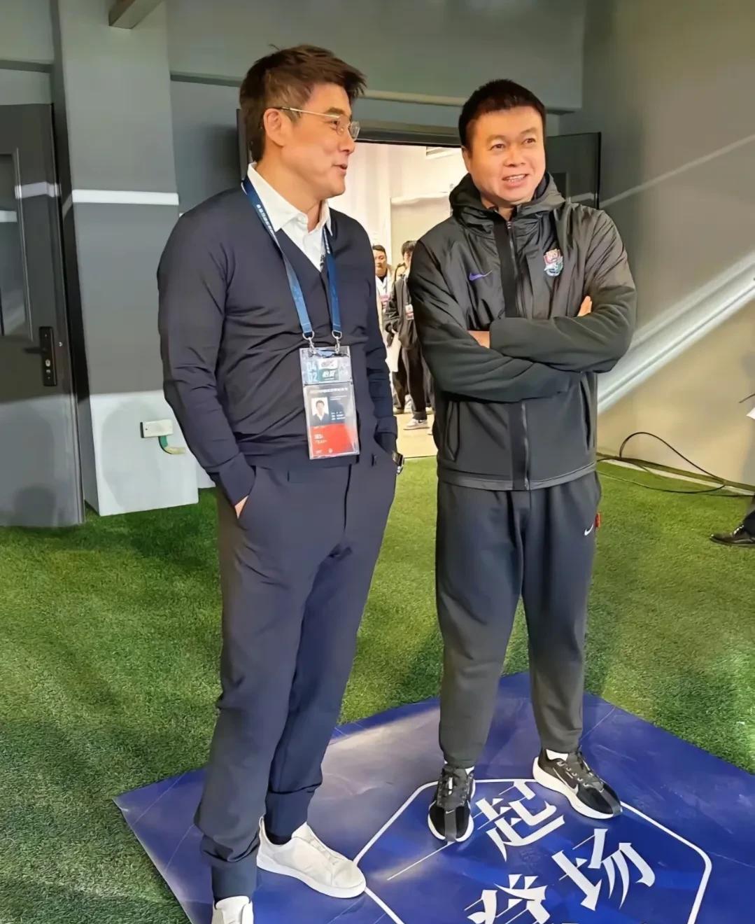京津德比里的人情世故看点多多，中国足球圈里的北京国安总经理李明和津门虎主教练于根