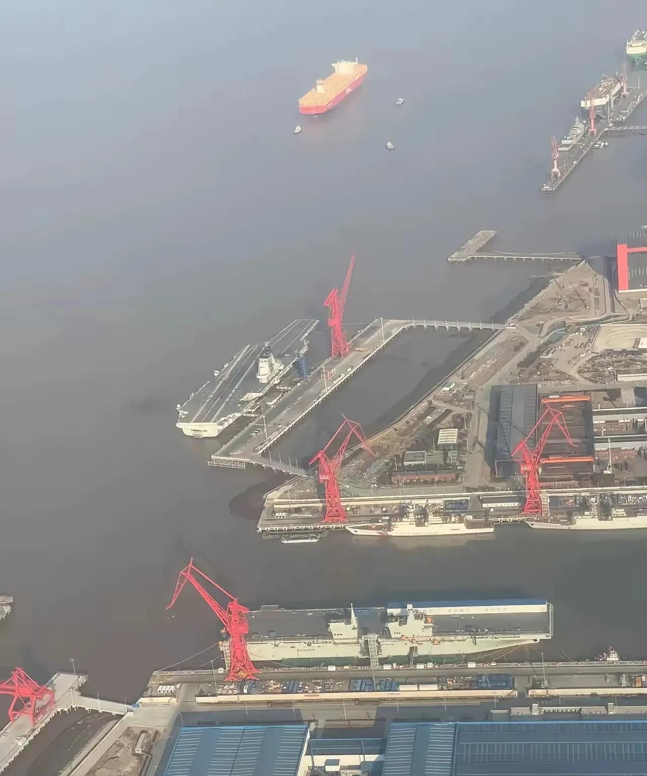 它们同框时：两艘巨舰的“发小”时代！
这是还处于建造中的福建舰和四川舰。福建舰已