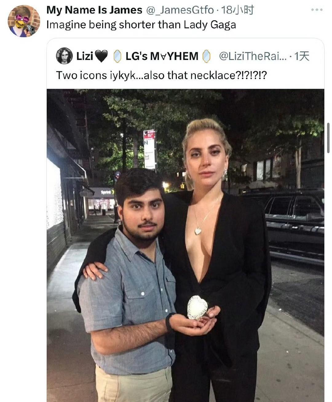 网友分享和 Lady Gaga 的合影，同担辣评：想象一下个子比 Lady Ga