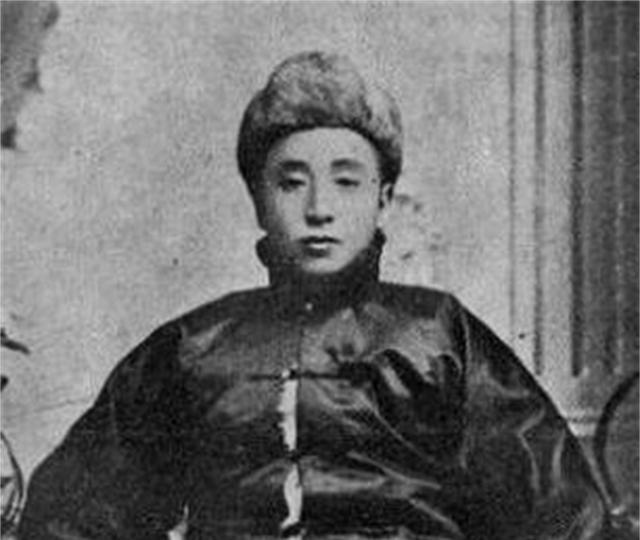 1900年，张作霖迎娶卢寿萱时，一个女人闯进洞房，抡起手臂，对着张作霖就是十几耳