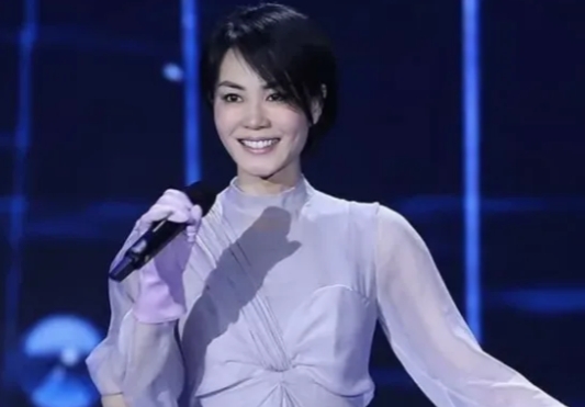 2010年，王菲受邀参加春晚，她打算在舞台上演唱《传奇》这首歌，因此，她特意的给