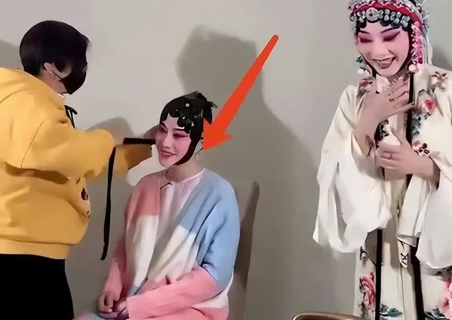 近期，103岁杨振宁给老婆过生日，49岁翁帆穿戏服，有点惊艳，让杨振宁都笑的合不