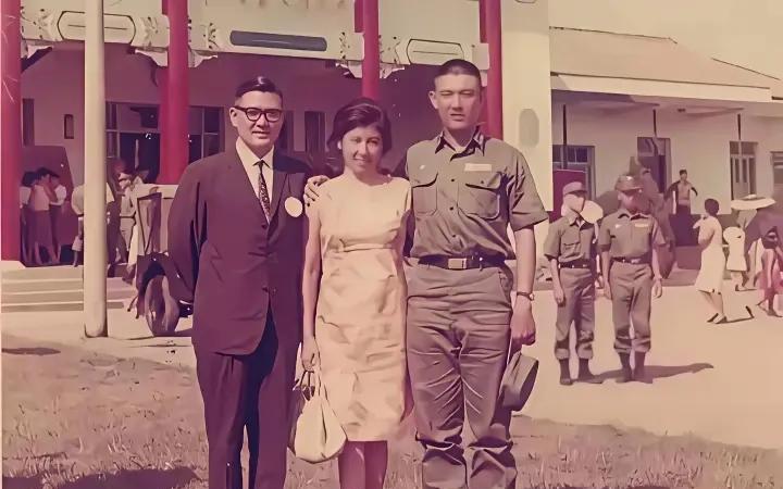 这张照片拍摄于上世纪60年代末，当时马英九正在部队服兵役，他的爸爸马鹤凌和妈妈秦