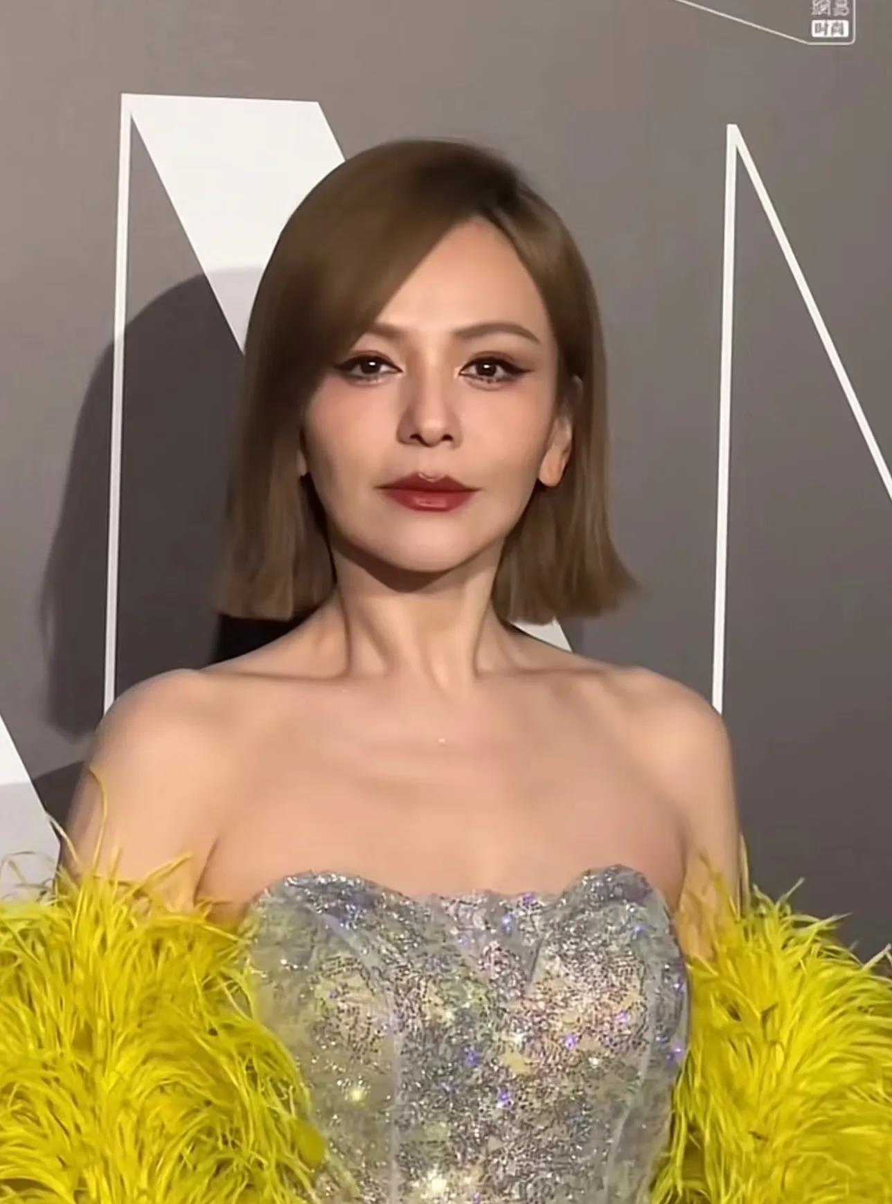 王琳才不让人窒息

真正窒息的是王琳的儿子

他花着王琳赚的钱在国外潇洒