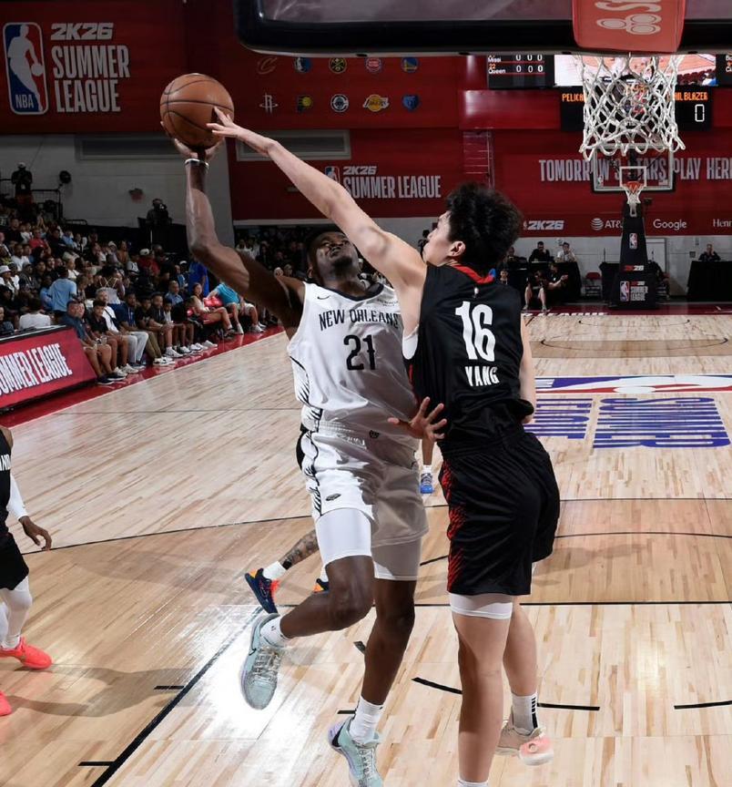 中国新星杨瀚森夏季联赛表现亮眼，攻防两端展露潜力，在NBA夏季联赛的三场比赛中，