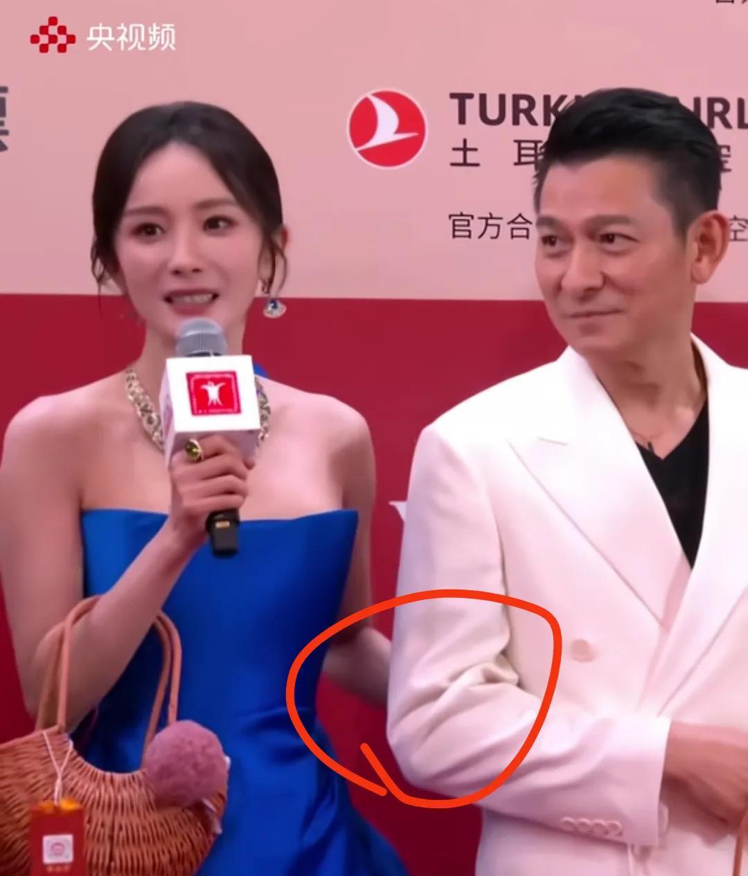 杨幂的情商不服不行！
长安的荔枝走红毯，杨幂被问电影的看点
杨幂眼睛一转就有了点