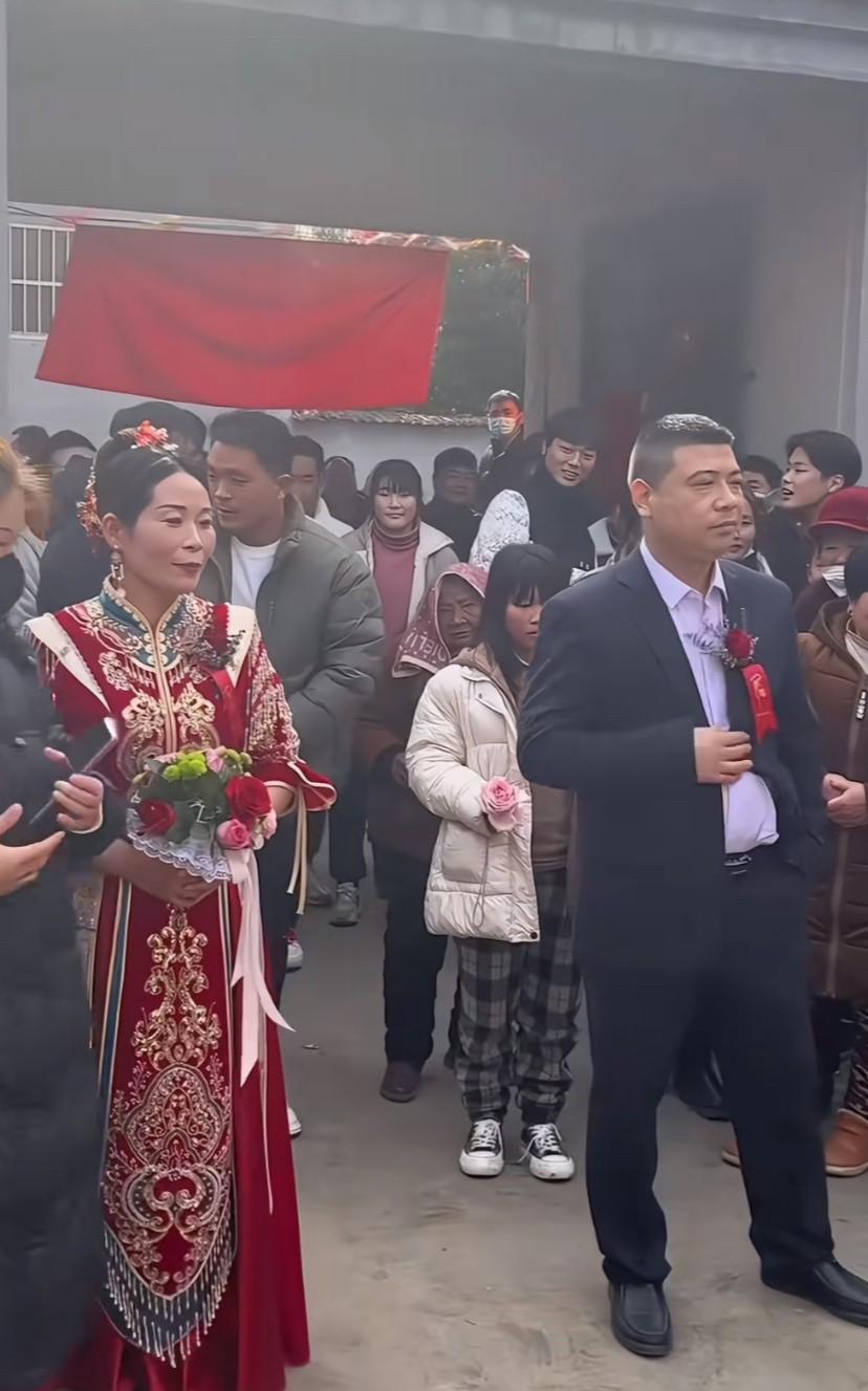 这是我见过最拽的新郎，结婚当天新郎全程双手插兜，满脸的不服气的样子，这最低也得三
