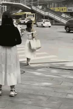 这年头
要饭的乞丐少了
精神异常的却多起来了。
视频里的女子
不知是故意作秀
还