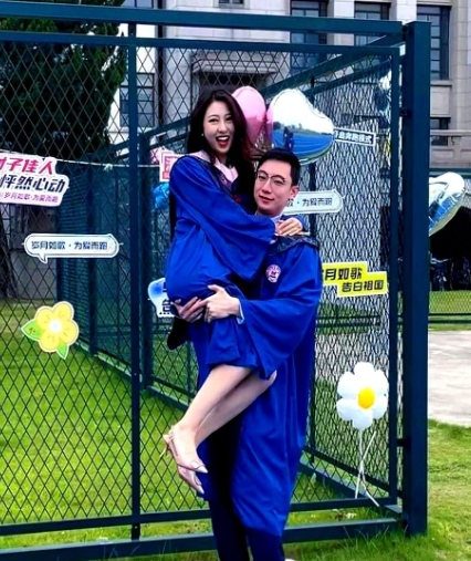 大三女生意外怀孕，检查发现还是双胞胎。

男生连夜给家里打电话，他家里比较传统，