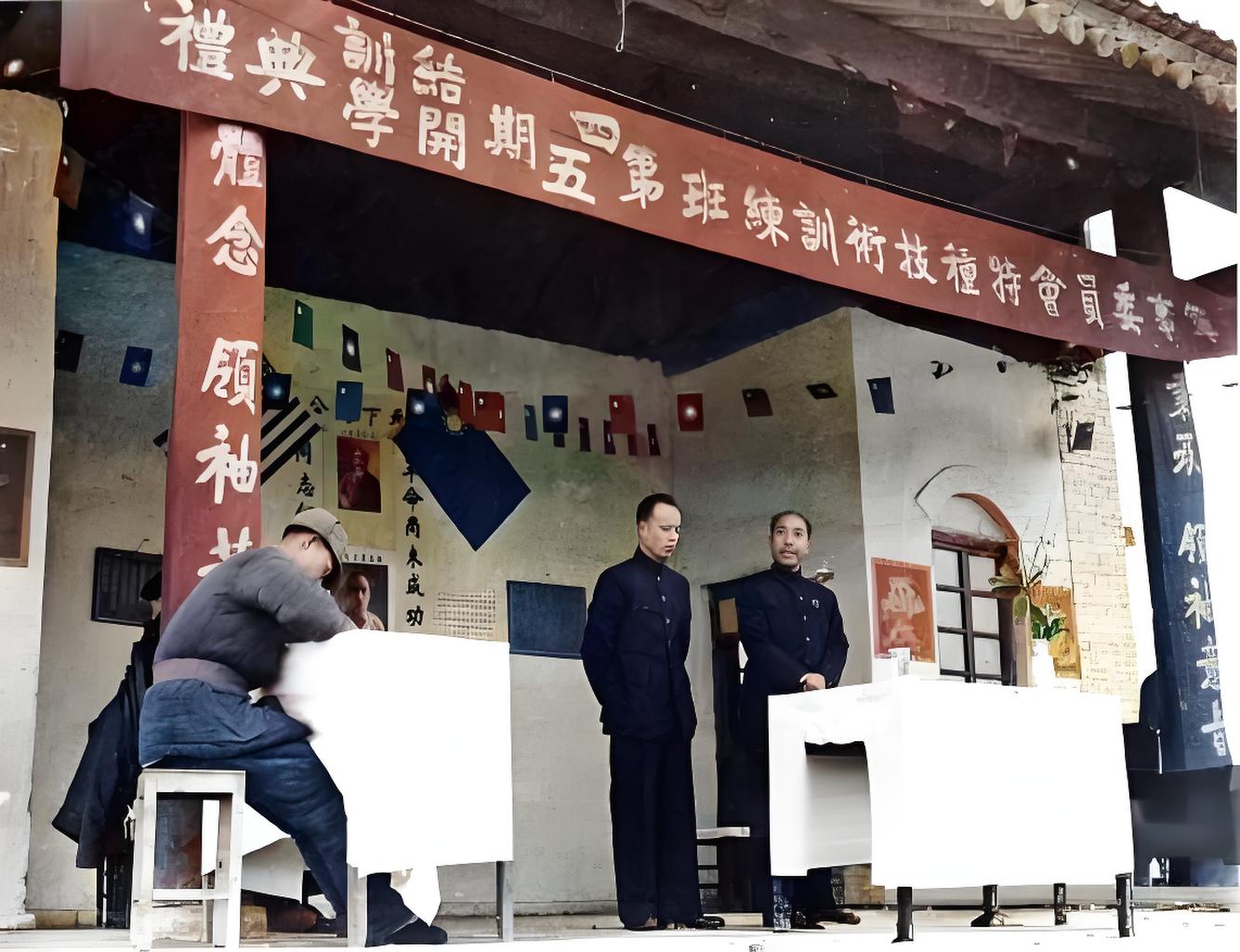 这张照片展现的是1944年，戴笠（右）在中美合作所特种技术训练班第四期培训暨第五