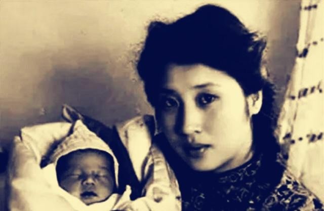 1936年，张灵甫回家探亲。一进门他便对妻子说：“我想吃你做的饺子了。”妻子一听