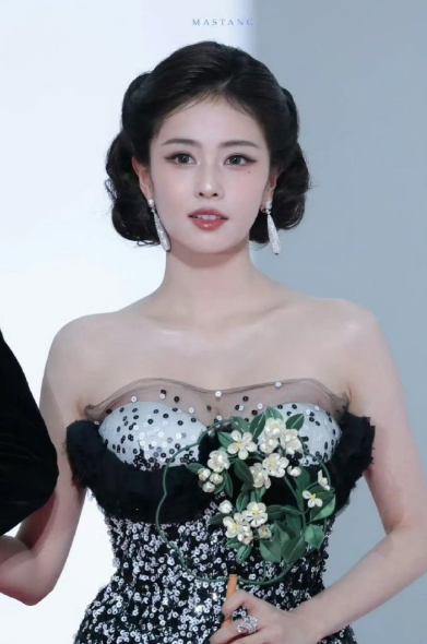 白鹿又被网友督促减肥，其实已经很美了