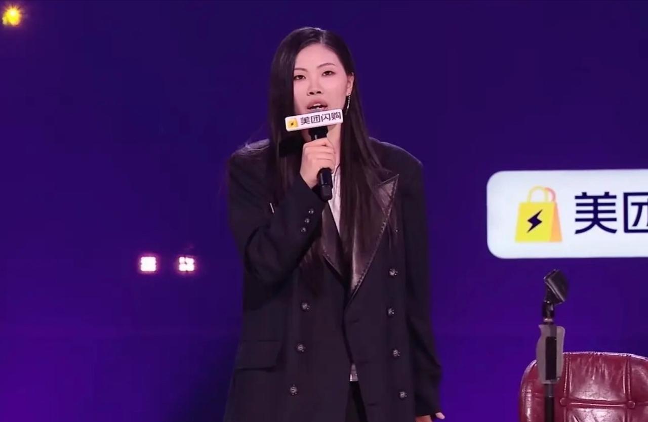 女脱口秀演员拿我爸是银行保安编段子，其实不太理解好笑吗？
台下笑得欢，可这笑声扎