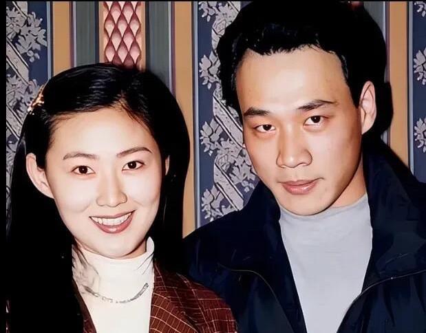 他们是银幕中的搭档，男帅女靓，女演员浑身上下都散发着浓浓的女人味，有颜值有气质，