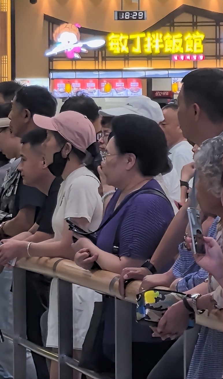 伊能静随秦昊回沈阳老家，婆婆过来接机，很注重儿媳感受。
 
当然，伊能静也是聪明