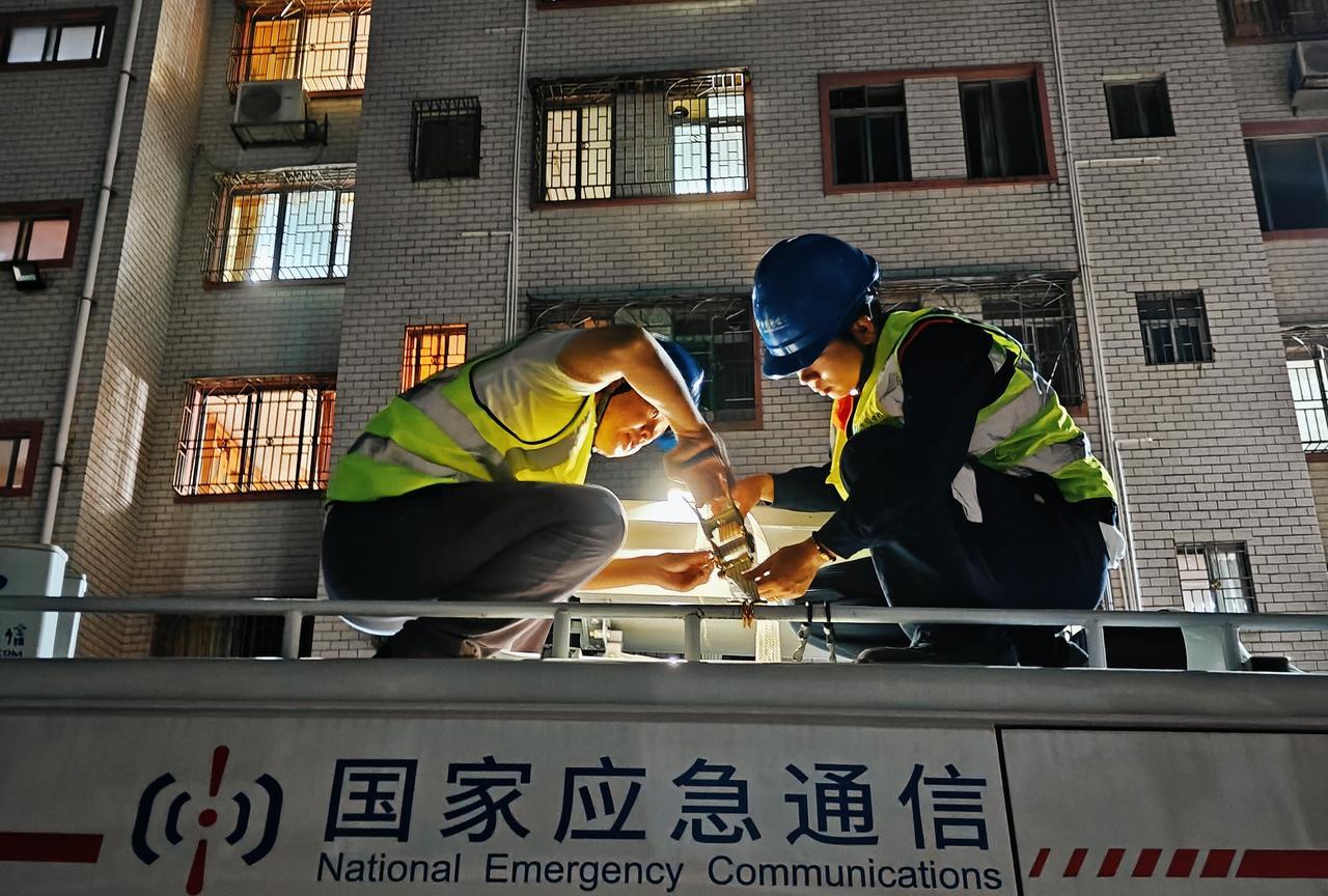 #翼声问候#一盏灯，一个家，一片星河。我们守护的，是连接这份温暖的每一秒。中国电